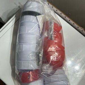 Red and White Plastic Storage Containers para pollo